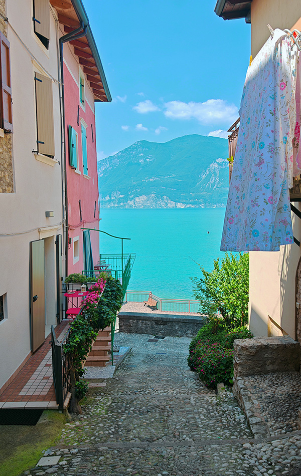 via lago la via lago va al centro di Marniga.