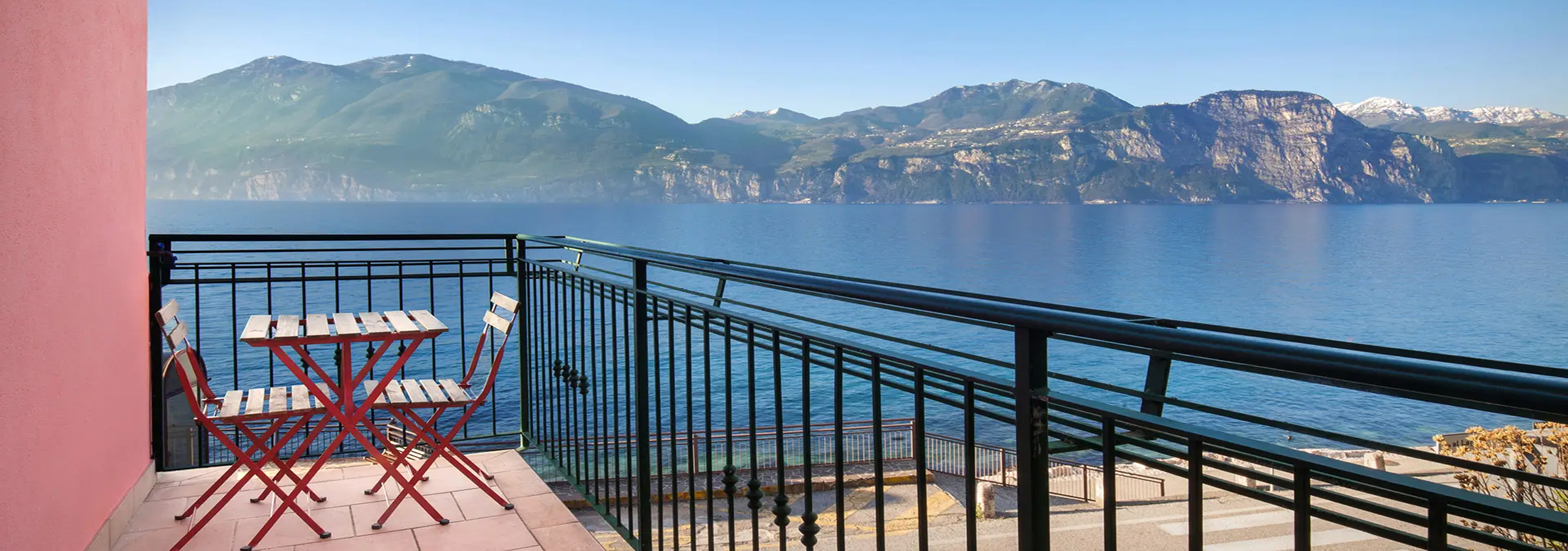 Balkon-mit-Seeblick_2560